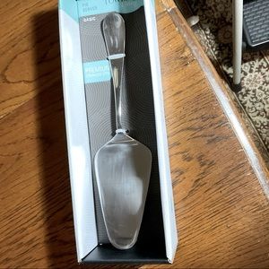 NEW IN BOX TOWLE LIVING PIE SERVER.